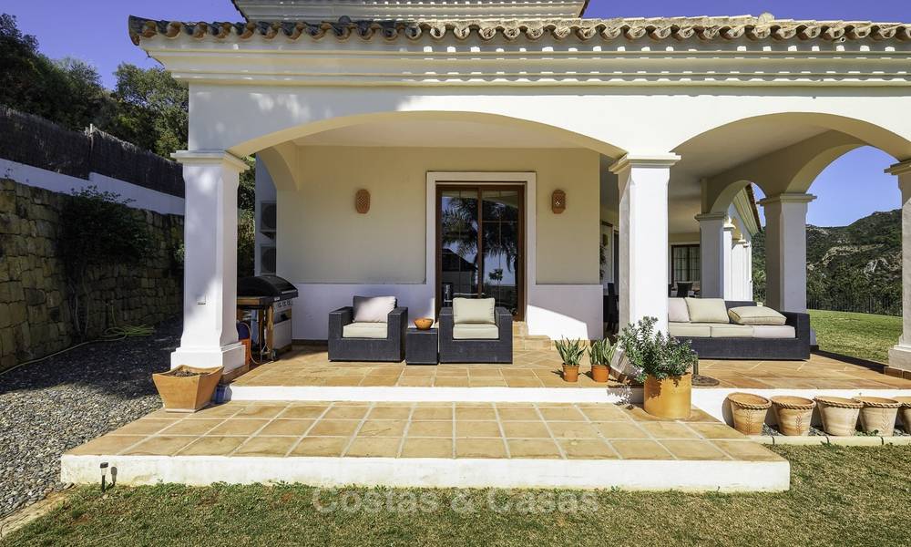 Charmante villa in Andalusische stijl in een spectaculair natuurlijk kader te koop in Benahavis - Marbella 18042
