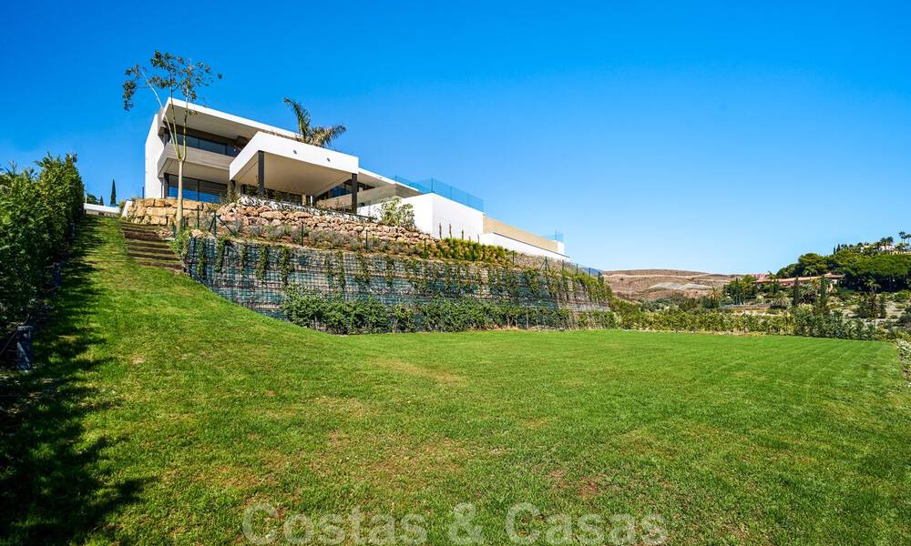 Spectaculaire eigentijdse luxe villa te koop, met prachtig zeezicht en een eerstelijns frontlinie golf positie in Benahavis - Marbella 36650