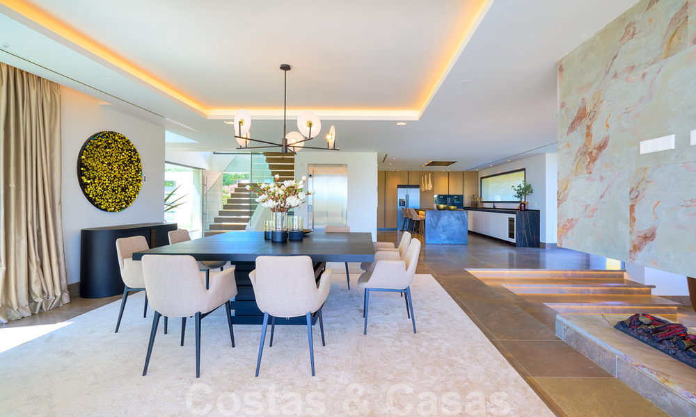 Spectaculaire eigentijdse luxe villa te koop, met prachtig zeezicht en een eerstelijns frontlinie golf positie in Benahavis - Marbella 36677