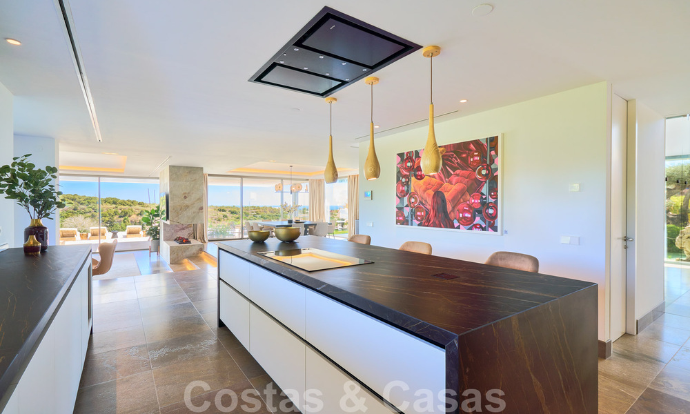 Spectaculaire eigentijdse luxe villa te koop, met prachtig zeezicht en een eerstelijns frontlinie golf positie in Benahavis - Marbella 36683