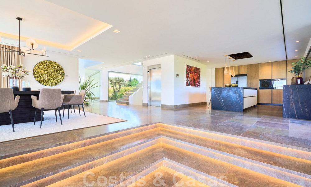 Spectaculaire eigentijdse luxe villa te koop, met prachtig zeezicht en een eerstelijns frontlinie golf positie in Benahavis - Marbella 36688