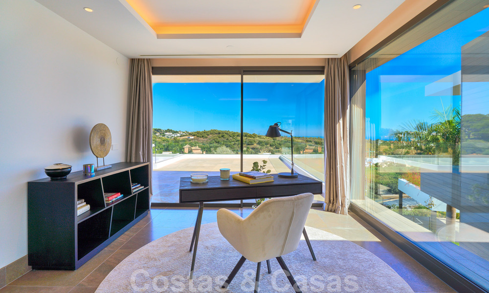 Spectaculaire eigentijdse luxe villa te koop, met prachtig zeezicht en een eerstelijns frontlinie golf positie in Benahavis - Marbella 36707