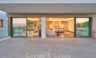 Spectaculaire eigentijdse luxe villa te koop, met prachtig zeezicht en een eerstelijns frontlinie golf positie in Benahavis - Marbella 36714 