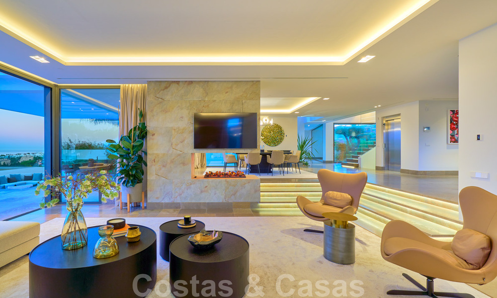 Spectaculaire eigentijdse luxe villa te koop, met prachtig zeezicht en een eerstelijns frontlinie golf positie in Benahavis - Marbella 36717