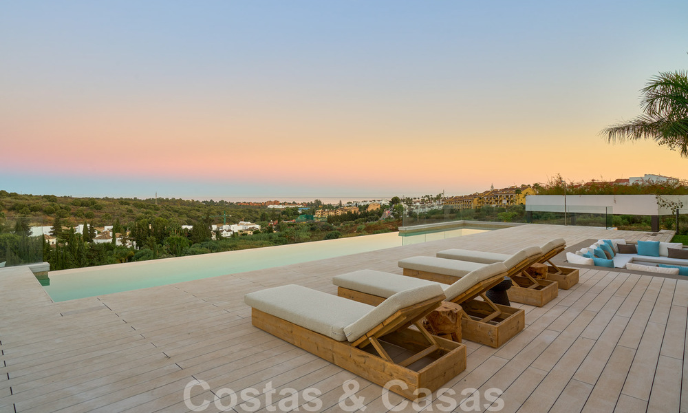 Spectaculaire eigentijdse luxe villa te koop, met prachtig zeezicht en een eerstelijns frontlinie golf positie in Benahavis - Marbella 36718