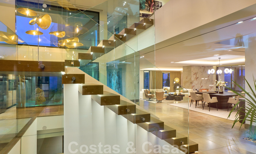 Spectaculaire eigentijdse luxe villa te koop, met prachtig zeezicht en een eerstelijns frontlinie golf positie in Benahavis - Marbella 36722