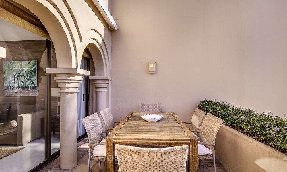 Helder en ruim penthouse appartement te koop in een rustige urbanisatie naast een golfbaan, Marbella - Estepona 18158