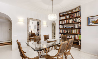 Helder en ruim penthouse appartement te koop in een rustige urbanisatie naast een golfbaan, Marbella - Estepona 18159 