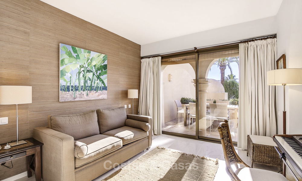 Helder en ruim penthouse appartement te koop in een rustige urbanisatie naast een golfbaan, Marbella - Estepona 18162