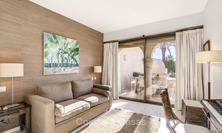 Helder en ruim penthouse appartement te koop in een rustige urbanisatie naast een golfbaan, Marbella - Estepona 18162 