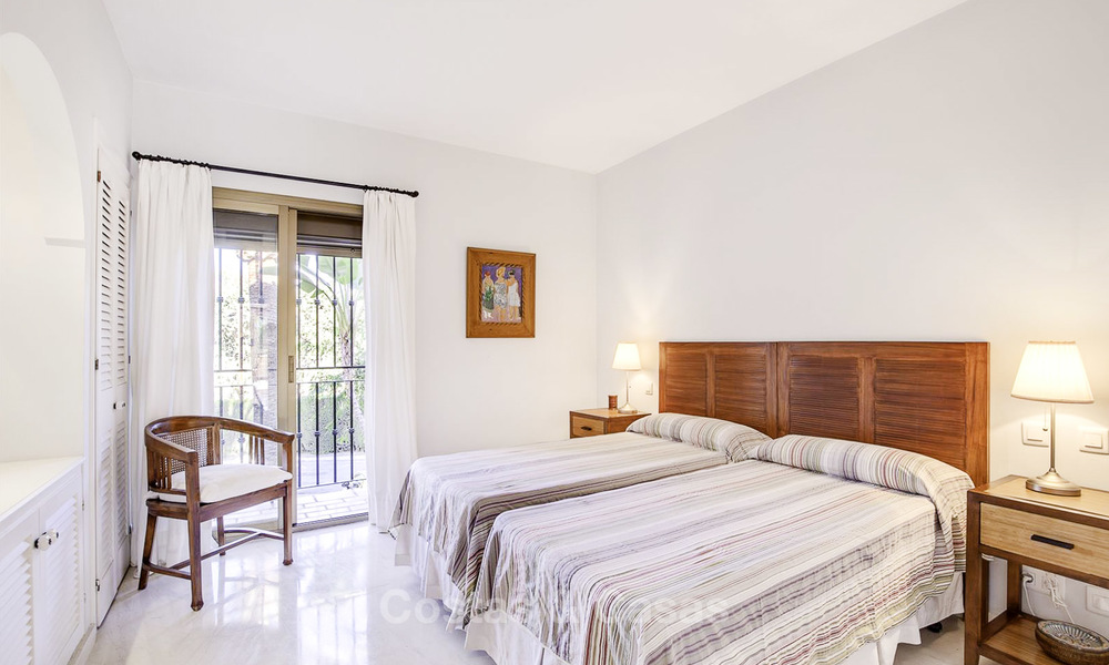 Helder en ruim penthouse appartement te koop in een rustige urbanisatie naast een golfbaan, Marbella - Estepona 18164