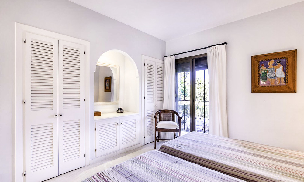 Helder en ruim penthouse appartement te koop in een rustige urbanisatie naast een golfbaan, Marbella - Estepona 18165