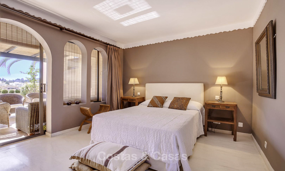 Helder en ruim penthouse appartement te koop in een rustige urbanisatie naast een golfbaan, Marbella - Estepona 18168