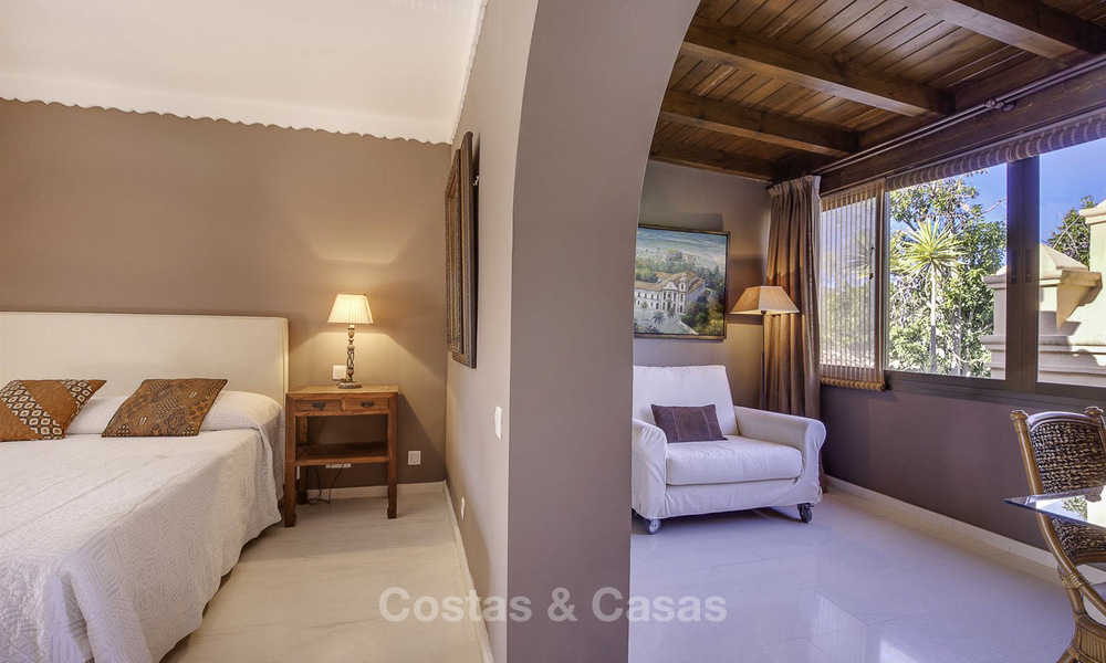 Helder en ruim penthouse appartement te koop in een rustige urbanisatie naast een golfbaan, Marbella - Estepona 18169