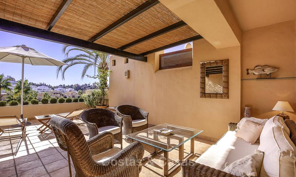 Helder en ruim penthouse appartement te koop in een rustige urbanisatie naast een golfbaan, Marbella - Estepona 18172