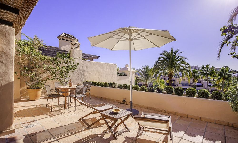 Helder en ruim penthouse appartement te koop in een rustige urbanisatie naast een golfbaan, Marbella - Estepona 18173