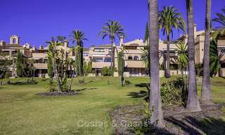 Helder en ruim penthouse appartement te koop in een rustige urbanisatie naast een golfbaan, Marbella - Estepona 18177 