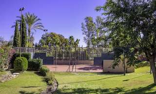 Helder en ruim penthouse appartement te koop in een rustige urbanisatie naast een golfbaan, Marbella - Estepona 18180 