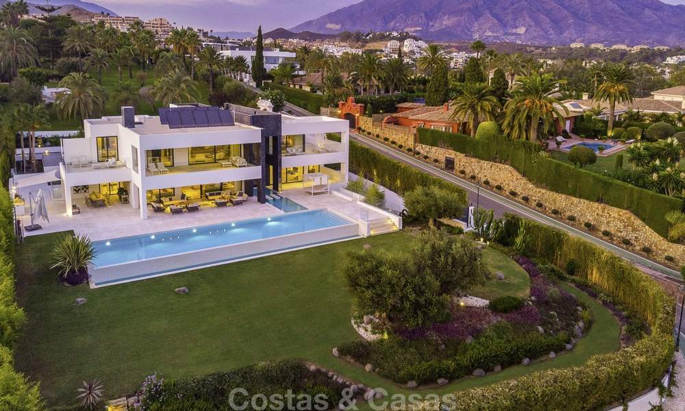 Uitzonderlijke, zeer ruime eigentijdse luxe villa te koop in het hart van de Golf Vallei van Nueva Andalucia, Marbella 18321