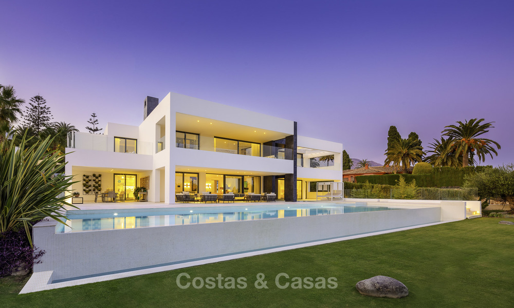 Uitzonderlijke, zeer ruime eigentijdse luxe villa te koop in het hart van de Golf Vallei van Nueva Andalucia, Marbella 18325