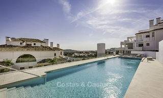 Nieuw ruim luxe appartment te koop met zeezicht in een exclusief complex in Nueva Andalucia te Marbella 18464 