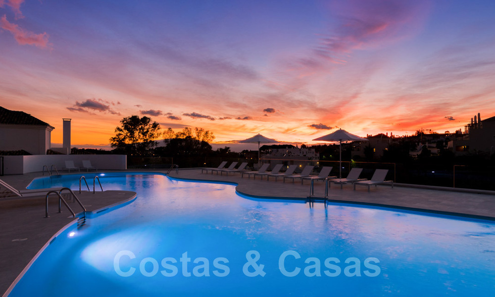 Nieuw luxe penthouse te koop met panoramisch zeezicht in een exclusief complex in Nueva Andalucia te Marbella 32002