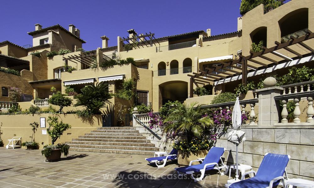 Charmant penthouse appartement in een gegeerde luxe urbanisatie te koop, Nueva Andalucia, Marbella 18628