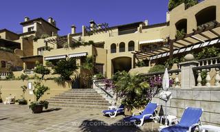 Charmant penthouse appartement in een gegeerde luxe urbanisatie te koop, Nueva Andalucia, Marbella 18628 