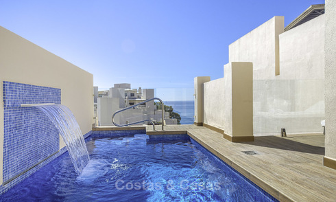 Modern penthouse appartement met privé zwembad te koop direct aan het strand, New Golden Mile, Estepona 18650