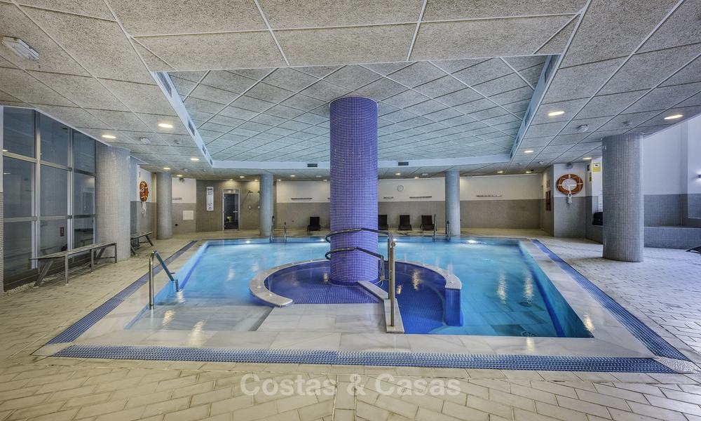 Modern penthouse appartement met privé zwembad te koop direct aan het strand, New Golden Mile, Estepona 18661