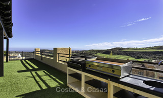 Zeer ruim en modern penthouse appartement te koop, aan de golfbaan en met panoramische uitzichten, te Mijas, Costa del Sol 19040 
