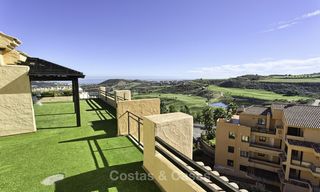 Zeer ruim en modern penthouse appartement te koop, aan de golfbaan en met panoramische uitzichten, te Mijas, Costa del Sol 19042 