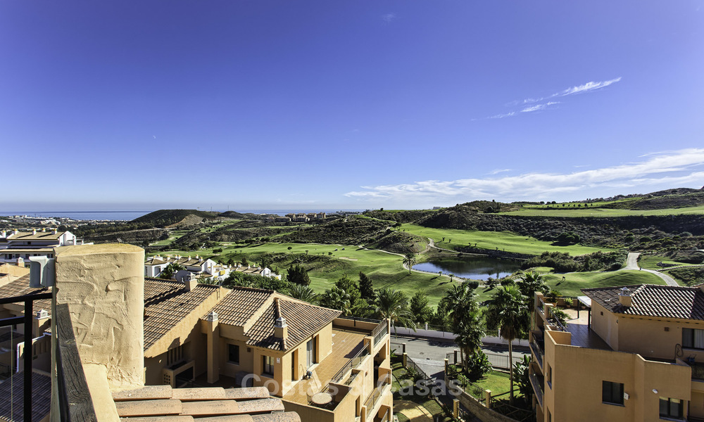 Zeer ruim en modern penthouse appartement te koop, aan de golfbaan en met panoramische uitzichten, te Mijas, Costa del Sol 19044