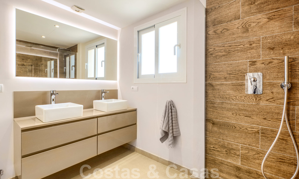 Mooi, volledig gerenoveerd eerstelijns strand penthouse appartement met prachtig zeezicht te koop, West-Estepona 26818