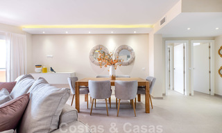 Mooi, volledig gerenoveerd eerstelijns strand penthouse appartement met prachtig zeezicht te koop, West-Estepona 26825 