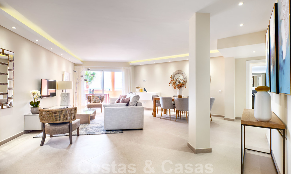 Mooi, volledig gerenoveerd eerstelijns strand penthouse appartement met prachtig zeezicht te koop, West-Estepona 26830