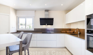 Mooi, volledig gerenoveerd eerstelijns strand penthouse appartement met prachtig zeezicht te koop, West-Estepona 26832 