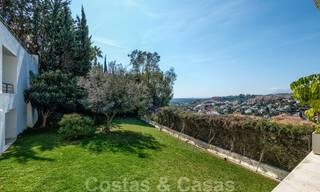 Recentelijk volledig gerenoveerde traditionele villa met zee en bergzicht te koop, Nueva Andalucia, Marbella 33624 