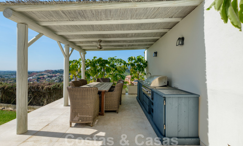 Recentelijk volledig gerenoveerde traditionele villa met zee en bergzicht te koop, Nueva Andalucia, Marbella 33627