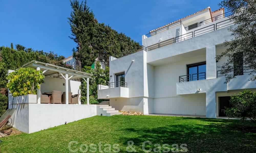 Recentelijk volledig gerenoveerde traditionele villa met zee en bergzicht te koop, Nueva Andalucia, Marbella 33630