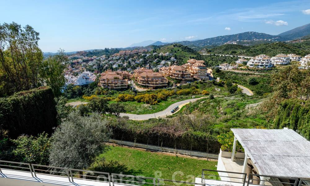 Recentelijk volledig gerenoveerde traditionele villa met zee en bergzicht te koop, Nueva Andalucia, Marbella 33650
