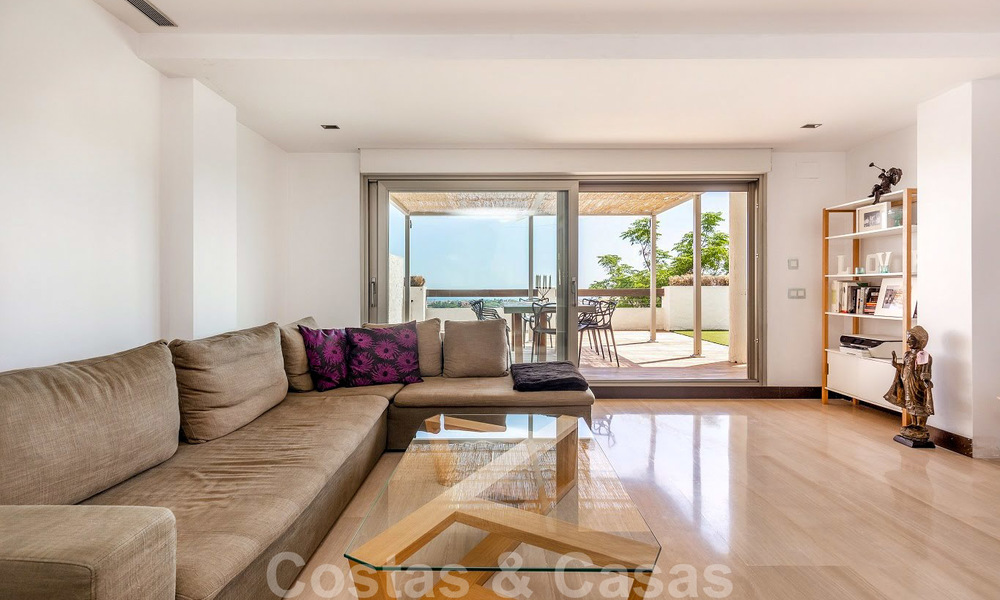 Ruim modern appartement met zicht op zee en golfbaan te koop in Benahavis - Marbella 20012