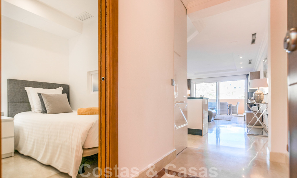 Mooi appartement met groot terras en prachtig uitzicht op zee te koop in een luxe complex met veel voorzieningen in Nueva Andalucia, Marbella 20095