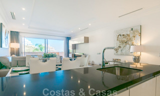 Mooi appartement met groot terras en prachtig uitzicht op zee te koop in een luxe complex met veel voorzieningen in Nueva Andalucia, Marbella 20101 
