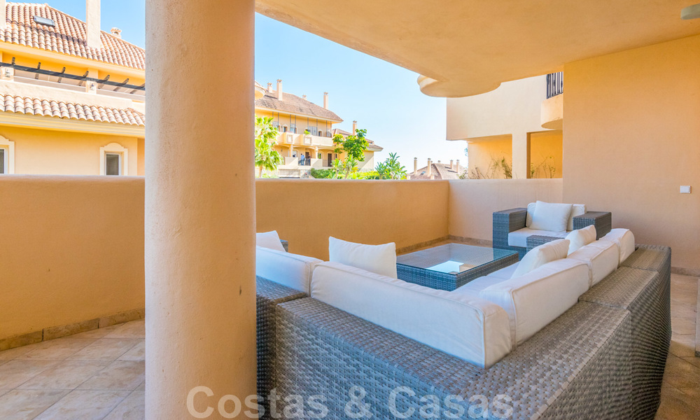 Mooi appartement met groot terras en prachtig uitzicht op zee te koop in een luxe complex met veel voorzieningen in Nueva Andalucia, Marbella 20112