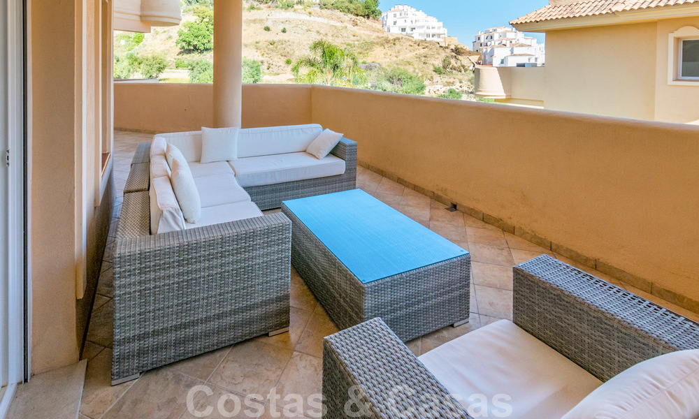 Mooi appartement met groot terras en prachtig uitzicht op zee te koop in een luxe complex met veel voorzieningen in Nueva Andalucia, Marbella 20114