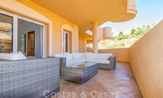 Mooi appartement met groot terras en prachtig uitzicht op zee te koop in een luxe complex met veel voorzieningen in Nueva Andalucia, Marbella 20115 