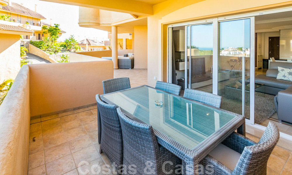 Mooi appartement met groot terras en prachtig uitzicht op zee te koop in een luxe complex met veel voorzieningen in Nueva Andalucia, Marbella 20120