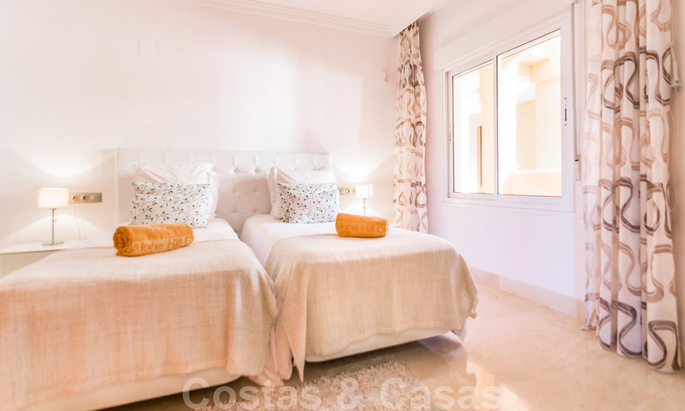 Mooi appartement met groot terras en prachtig uitzicht op zee te koop in een luxe complex met veel voorzieningen in Nueva Andalucia, Marbella 20129
