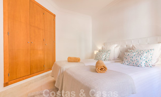 Mooi appartement met groot terras en prachtig uitzicht op zee te koop in een luxe complex met veel voorzieningen in Nueva Andalucia, Marbella 20131 